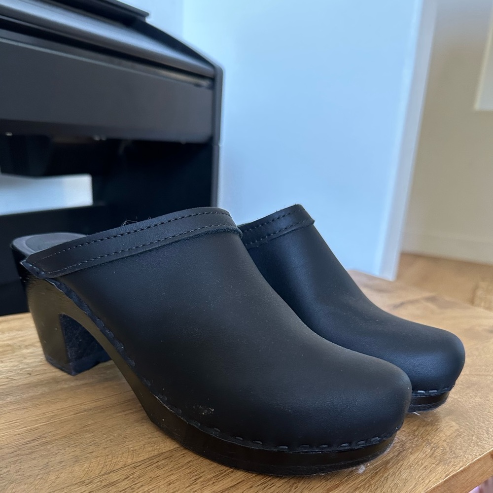 No.6 black clogs